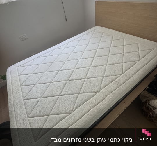 מזרן נקי על מיטה בחדר שינה